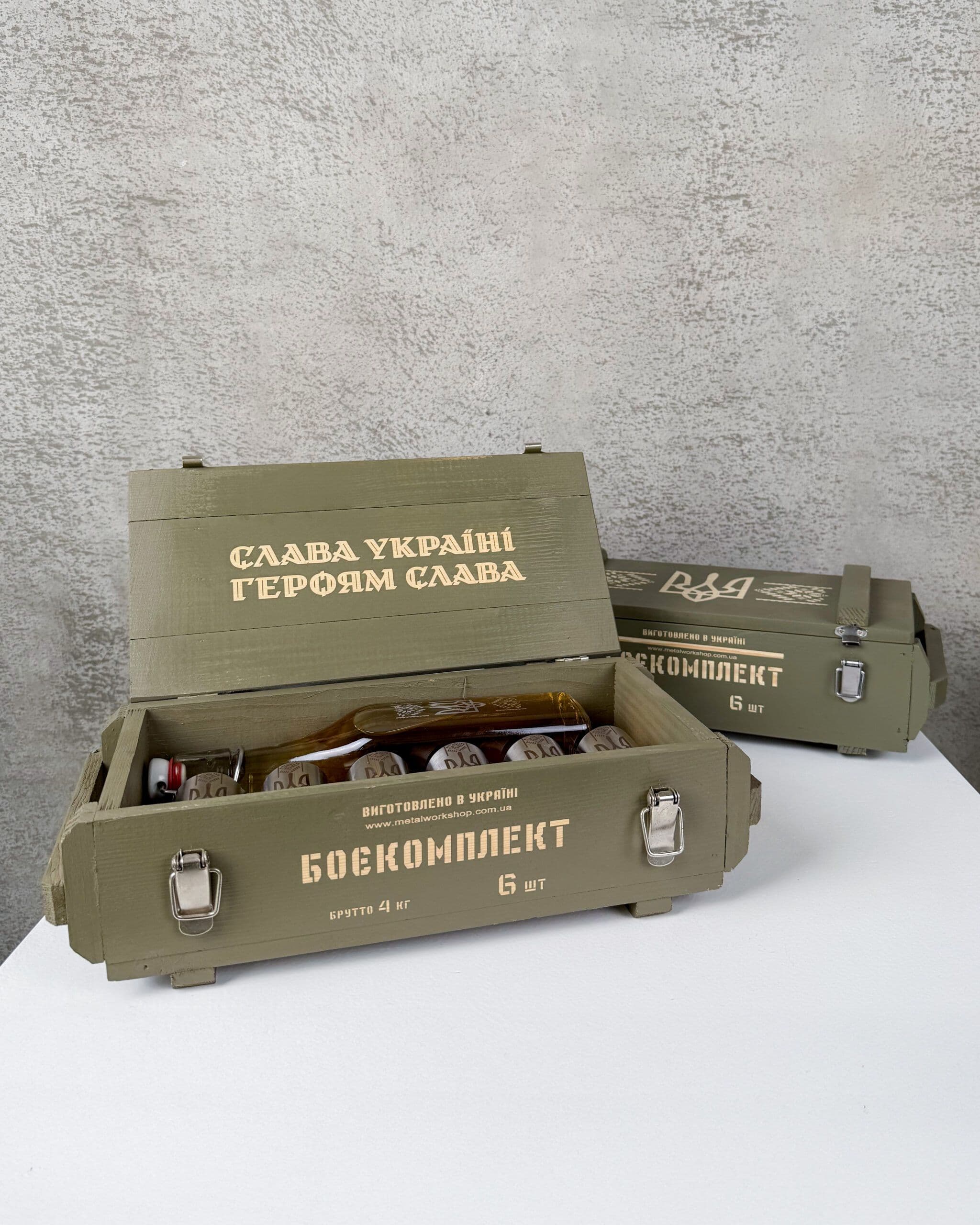 БОЄКОМПЛЕКТ Premium — 6 чарок-гільз ЧПУ та скляна гравійована фляшка у великому дерев’яному подарунковому ящику.
